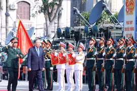 Le secrétaire général du Parti communiste du Vietnam, To Lam, participe à célébration de la Journée traditionnelle des Forces armées de la 4e zone militaire. Photo: VNA