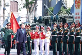 Le secrétaire général du Parti communiste du Vietnam, To Lam, participe à célébration de la Journée traditionnelle des Forces armées de la 4e zone militaire. Photo: VNA