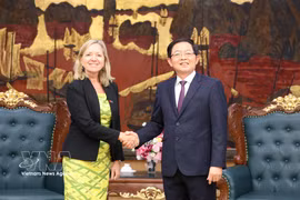 Le vice-Premier ministre Ho Quoc Dung et Mariam Sherman, directrice nationale de la BM pour le Vietnam, le Cambodge et le Laos. Photo: VNA