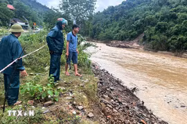Les autorités locales déploient des miliciens et des forces de sécurité pour sécuriser la zone, installer des panneaux d'avertissement et restreindre l'accès au public. Photo: VNA