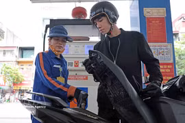 Une baisse marquée des prix des carburants est entrée en vigueur au Vietnam à partir de minuit, le 26 mars. Photo: VNA