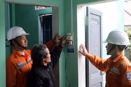 La compagnie d'électricité Kon Tum accompagne la campagne de Quang Trung en apportant son soutien aux habitants. Photo : VNA