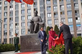 Mme Ngô Phuong Ly, épouse du secrétaire général du Parti communiste du Vietnam, et le gouverneur de Saint-Pétersbourg, Aleksandr Beglov, dévoilent la plaque nominative de la Place. Photo: VNA