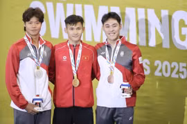 Le nageur Pham Thanh Bao (au milieu) remporte la médaille d'or du 200 m brasse messieurs. Photo : VNA
