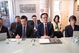 L’ambassadeur Do Hung Viet, chef de la Mission permanente du Vietnam auprès des Nations unies (2e, à droite), à la rencontre avec les responsables du Parti communiste des États-Unis. Photo: VNA 