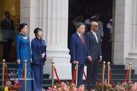 Le président singapourien, Tharman Shanmugaratnam (premier, droite), et son épouse, président la cérémonie d’accueil officielle du secrétaire général du Parti communiste du Vietnam et président vietnamien, To Lam, et de son épouse. Photo: VNA