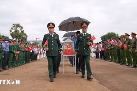 Remise des restes des martyrs au poste-frontière international de Xa Mat, district de Tân Bien, province de Tây Ninh. Photo : VNA