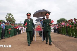 Remise des restes des martyrs au poste-frontière international de Xa Mat, district de Tân Bien, province de Tây Ninh. Photo : VNA