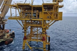 Le navire-grue Hoang Sa installe la structure supérieure de la plateforme de production offshore BK-24. Photo: nangluongvietnam.vn