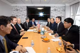 Séance de travail entre le ministre vietnamien de l'Industrie et du Commerce, Nguyên Hông Diên, et le président du fonds Warburg Pincus et du Conseil d'affaires États-Unis - ASEAN, Jeffrey Perlman. Photo: VietnamPlus