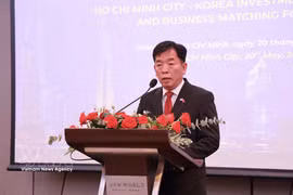 Vu Ho, ambassadeur du Vietnam en République de Corée, prend la parole lors du forum. Photo : VNA