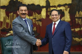 Le Premier ministre Pham Minh Chinh (droite) reçoit l'ambassadeur du Koweït au Vietnam, Yousef Ashour Al-Sabbagh. Photo: VNA