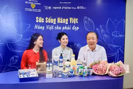 Tran Huu Linh, directeur de l'Agence pour la surveillance et le développement du marché intérieur, et deux personnalités lors de livestream "Vitalité des produits vietnamiens". Photo: qdnd.vn