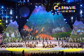 Un spectale culturel lors de la cérémonie d'ouverture du Carnaval d'Ha Long. Photo : VNA