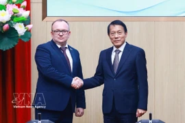 Le général de corps d’armée Luong Tam Quang (droite), ministre de la Sécurité publique, et le président du Comité d'État pour l’expertise médico-légale de Biélorussie, Volkov Alexei Aleksandrovich. Photo: VNA