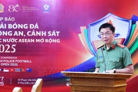 Le colonel Pham Kim Dinh s'exprime à la conférence de presse. Photo: VNA