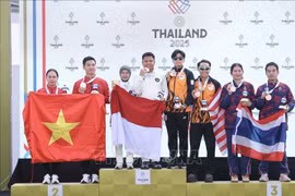 Le duo Trinh Thu Vinh et Pham Quang Huy décroche l'argent dans l'épreuve par équipes mixtes du pistolet à air comprimé à 10 mètres. Photo: VNA