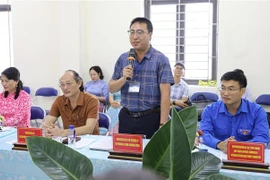 Le directeur du lycée-internat pour minorités ethniques de Diên Biên, Vu Trung Hoan, s'exprime à la séance de travail. Photo: VNA