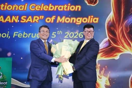 Le vice-ministre permanent des Affaires étrangères, Nguyen Minh Vu (gauche), offre un bouquet des fleurs à l'ambassadeur de Mongolie au Vietnam, Jigjee Sereejav. Photo : ministère des Affaires étrangères