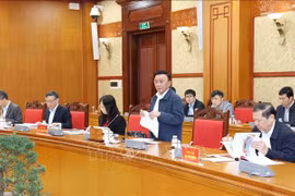 Tran Cam Tu, membre du Bureau politique, permanent du Secrétariat, s'exprime à la séance de travail avec la Permanence du Comité du Parti du ministère de la Culture, des Sports et du Tourisme. Photo : VNA