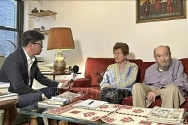 Mme Cora et Peter Weiss accordent une interview à la presse vietnamienne, en janvier 2023. Photo : VNA