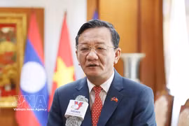 L'ambassadeur du Vietnam au Laos, Nguyen Minh Tam, souligne l'ampleur des contributions de Xaysomphone Phomvihane. Photo: VNA