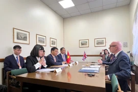 Séance de travail entre le ministre des Finances, Nguyên Van Thang, et Matt Western, envoyé spécial du Premier ministre britannique pour le commerce. Photo: VNA