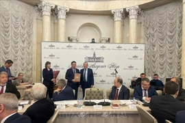 L'académicien Gennedy Kraniskov, président de l'Académie des sciences de Russie et Héros du Travail de Russie (droite) remet le titre d'académicien professeur au professeur et académicien Châu Van Minh. Photo : VNA 