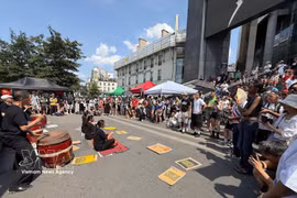 De nombreuses personnes participent au rassemblement réclame justice pour les victimes de l’agent orange et du chlordécone. Photo: VNA