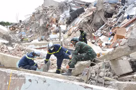 L’équipe de secours et de sauvetage du Vietnam poursuit ses opérations de recherche et de sauvetage à Playa Grande. Photo: VNA