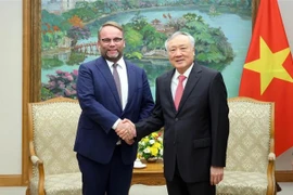 Le vice-Premier ministre permanent du gouvernement vietnamien, Nguyen Hoa Binh (droite) reçoit le ministre de la Recherche, des Arts et de la Culture de Hesse, Timon Gremmels. Photo: VNA