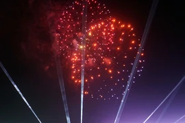 Feu d'artifice artistique lors de la soirée d'ouverture. Photo : Trinh Bang Nhiem - VNA