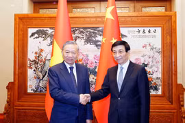 Le secrétaire général du Parti communiste du Vietnam et président vietnamien, To Lam (gauche), et Wang Huning, président du Comité national de la Conférence consultative politique du peuple chinois. Photo: VNA
