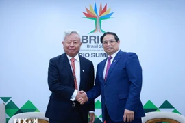 Le Premier ministre Pham Minh Chinh (droite) rencontre le président de la BAII, Jin Liqun. Photo: VNA