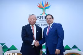 Le Premier ministre Pham Minh Chinh (droite) rencontre le président de la BAII, Jin Liqun. Photo: VNA