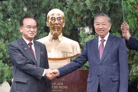 Le secrétaire général Tô Lâm (droite) et Jo Yong Won, membre permanent du Bureau politique, secrétaire du Comité central du Parti et chef du Département d'organisation et d'orientation du Parti du Travail de Corée, à la cérémonie d'inauguration de la statue du Président Ho Chi Minh. Photo: VNA