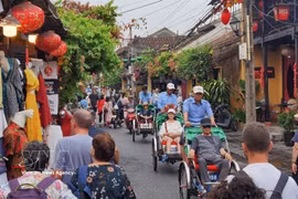 Touristes vietnamiens et étrangers à Hoi An. Photo : VNA