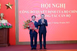 Le secrétaire du Comité central du Parti et chef de la Commission centrale de l'organisation du Parti, Le Minh Hung (droit), remet la décision du Bureau politique portant sur la mutation, l’affectation et la désignation de Nguyen Van Phuong au poste de secrétaire du Comité du Parti de la province de Quang Tri pour le mandat 2025-2030. Photo: VNA