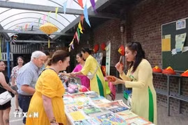 Des amis belges achètent des produits artisanaux pour collecter des fonds en faveur des enfants défavorisés au Vietnam. Photo: VNA