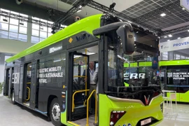 Le modèle de bus électriques de Vinfast, EB12, est présenté à l'exposition. Photo: VNA