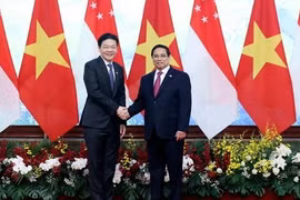 Le Premier ministre Pham Minh Chinh (droite) et son homologue singapourien Lawrence Wong. Photo: VNA