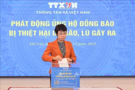 La directrice générale de la VNA, Vu Viet Trang, apporte son soutien aux populations sinistrées. Photo : VNA