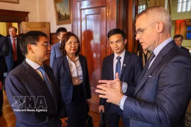 Le vice-Premier ministre Nguyen Van Thang (gauche) et le directeur général d'Euronext Amsterdam, René van Vlerken. Photo: VNA