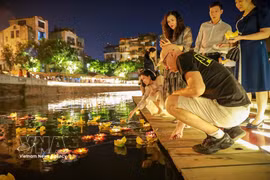 « Nuit des lanternes » : une nouvelle expérience nocturne illumine le lac Van à Hanoï