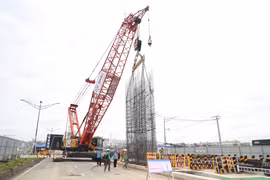 La pose de la première cage d'armature en acier destinée à la paroi moulée de la station souterraine ST10. Photo: VNA