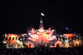 La fleur de lotus, symbole de la beauté et de l'identité culturelle vietnamiennes, est recréée en 3D sur la façade du siège du Comité populaire de Hô Chi Minh-Ville lors de la soirée d'inauguration. Photo : VNA