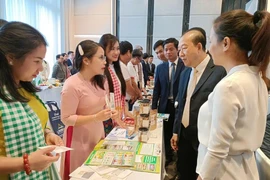 Des entreprises échangent lors de la Conférence d'échanges commerciaux Vietnam-Cambodge, le 28 août, au Cambodge. Photo : Agence de la promotion du commerce