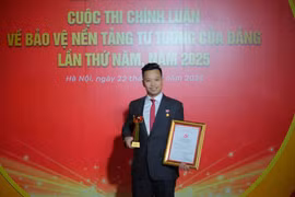 Le professeur associé Dr. Tran Le Hung, enseignant à l’École des ingénieurs de la ville de Paris (EIVP), remporte le prix de l'espoir lors du concours d'écriture pour protéger le fondement idéologique du Parti 2025. Photo: VNA