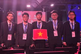 La délégation vietnamienne composée de cinq lycéens remportent une médaille d'or et quatre d'argent lors de la 55e édition des Olympiades Internationales de Physique. Photo: Vietnam+