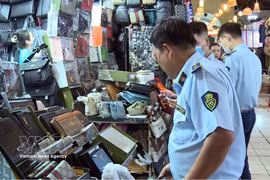 Les services de contrôle du marché inspectent le marché Ben Thanh à Hô Chi Minh-Ville et consignent de nombreuses infractions. Photo : VNA
